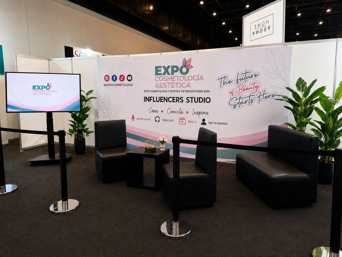 Set del Influencer Studio montado en el piso de la Expo, con backdrop de marca, pantalla y zona de entrevistas