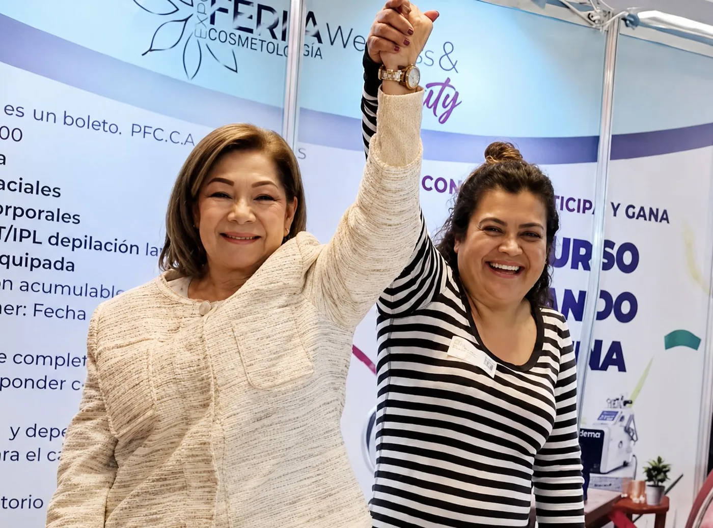 Entrega de premio a una de las ganadoras de la edición