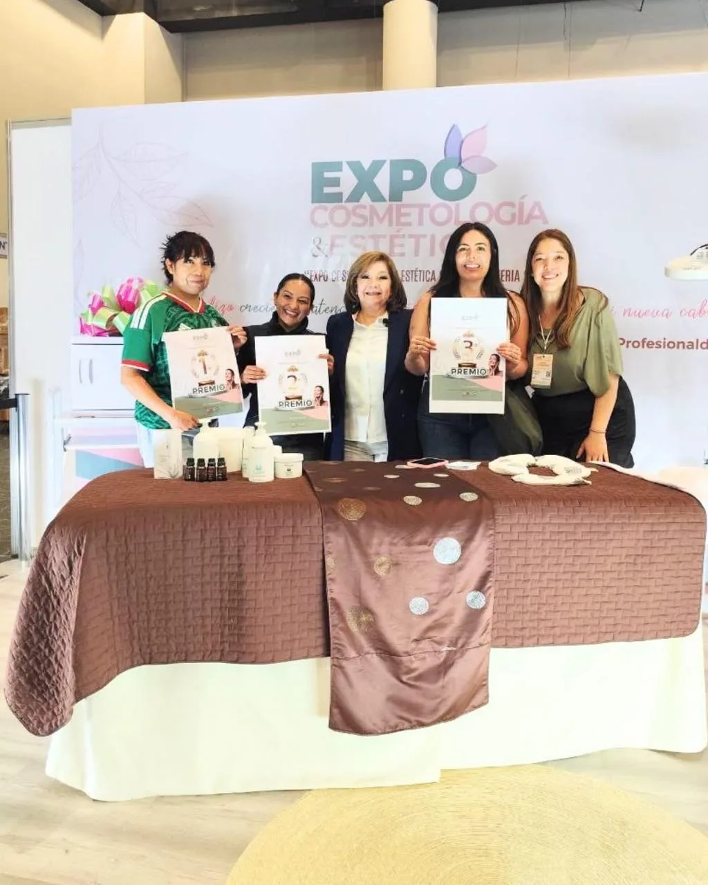Ganadoras del primer, segundo y tercer premio con sus reconocimientos