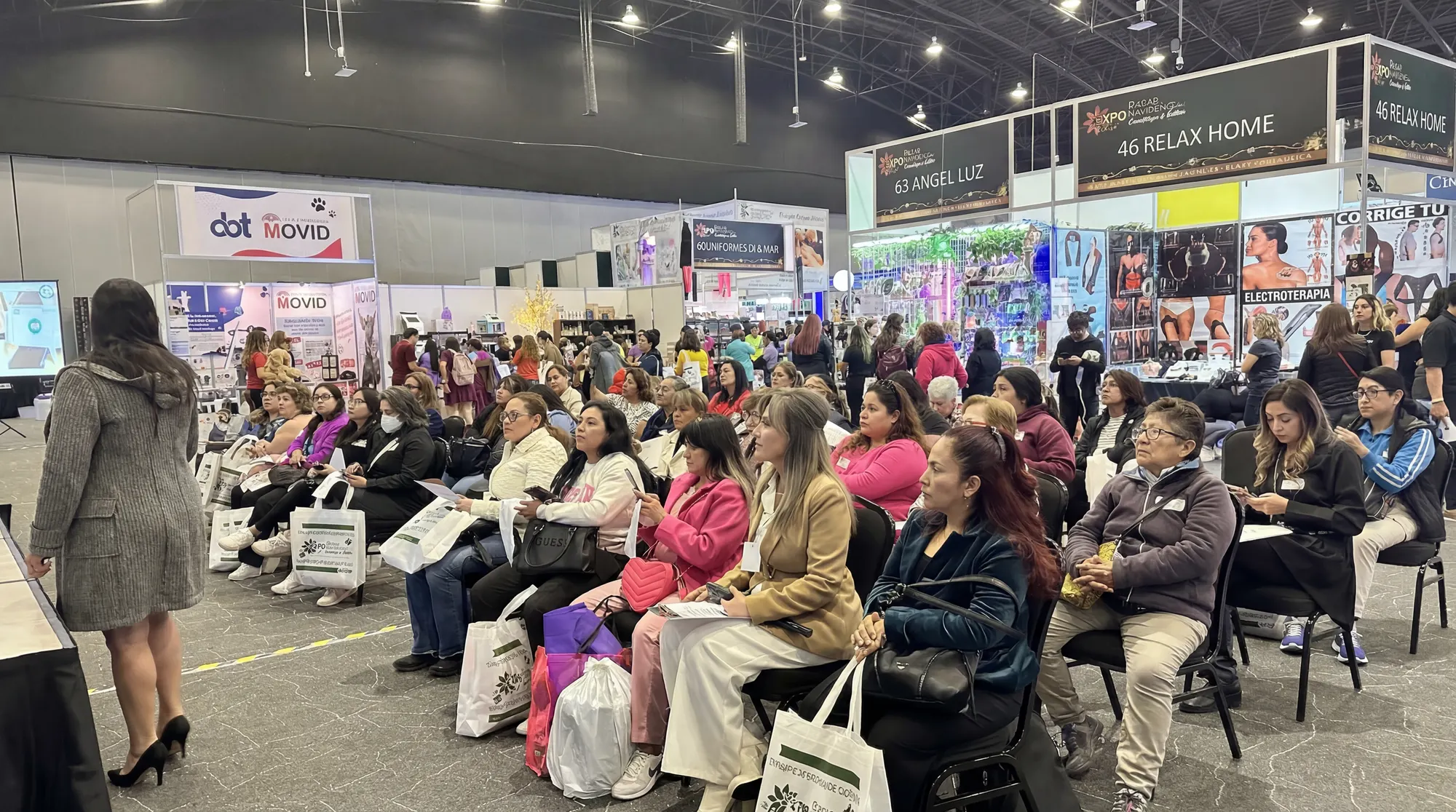 Público siguiendo una conferencia entre los stands de la expo