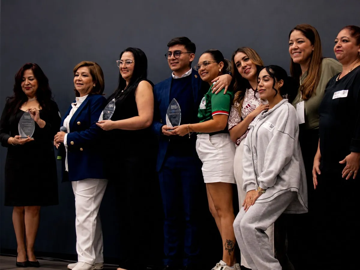 Reconocidas de los Beauty Leaders Awards con sus galardones en el escenario