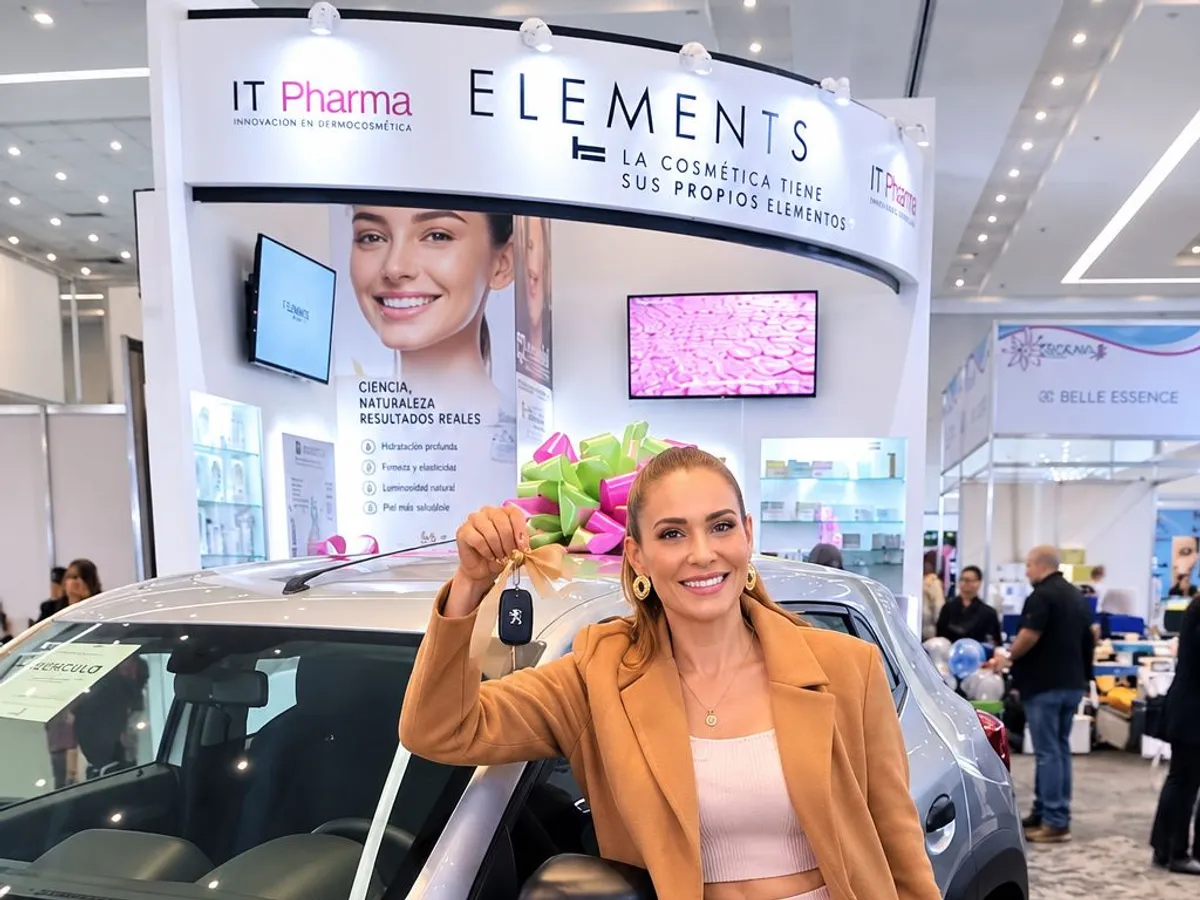 Ganadora del concurso oficial con las llaves del automóvil junto al premio