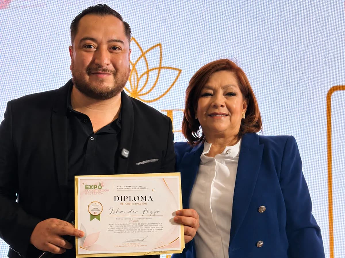 Entrega de diploma de reconocimiento a un profesional durante la Expo