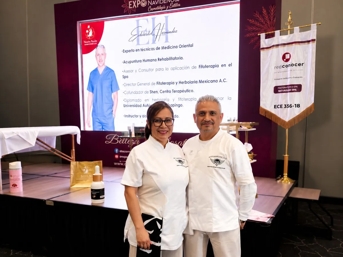 Ponentes presentando en el escenario del Bazar Navideño de Cosmetología y Estética