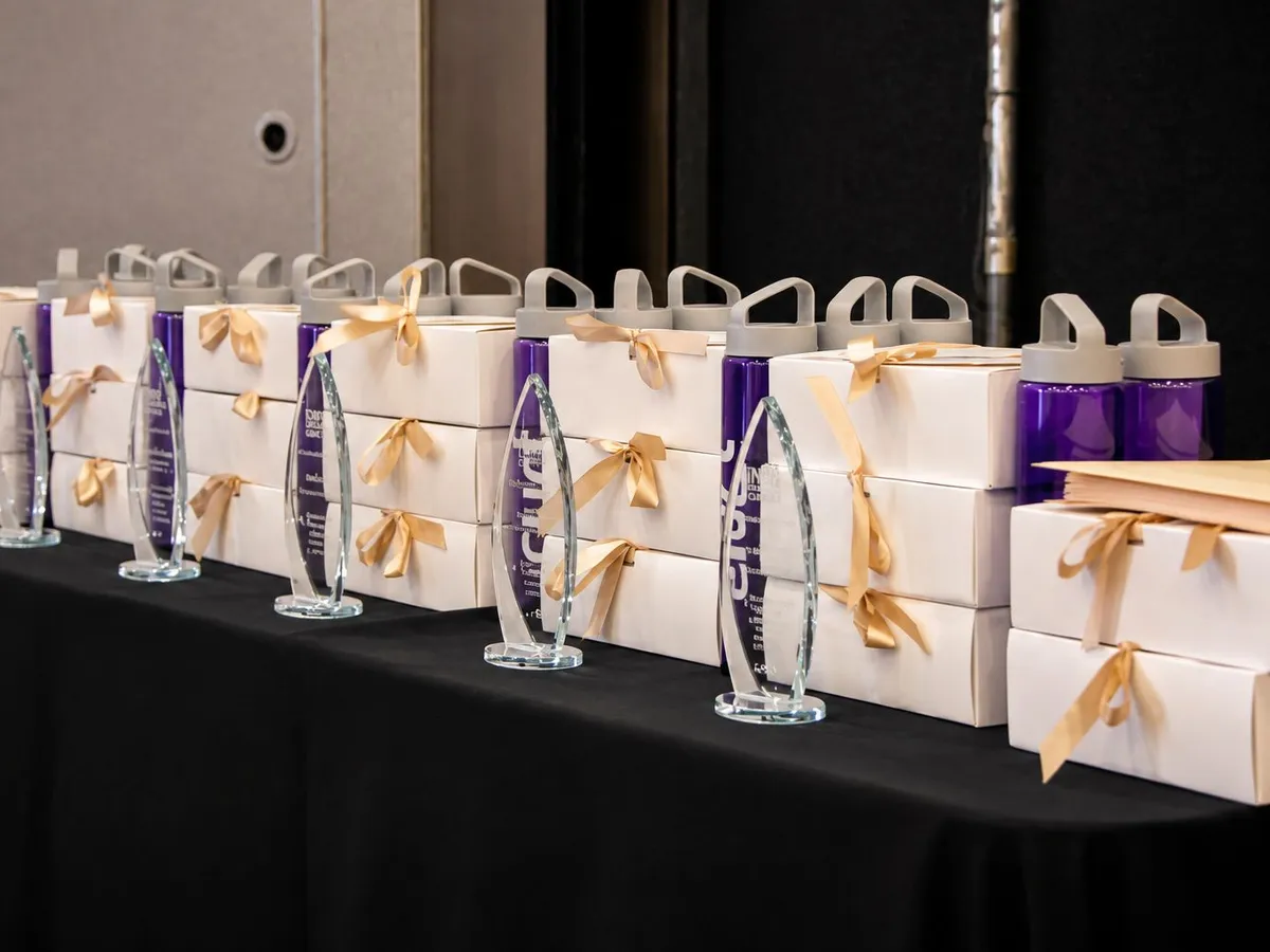 Reconocimientos y bolsas oficiales preparados para la entrega durante la Expo
