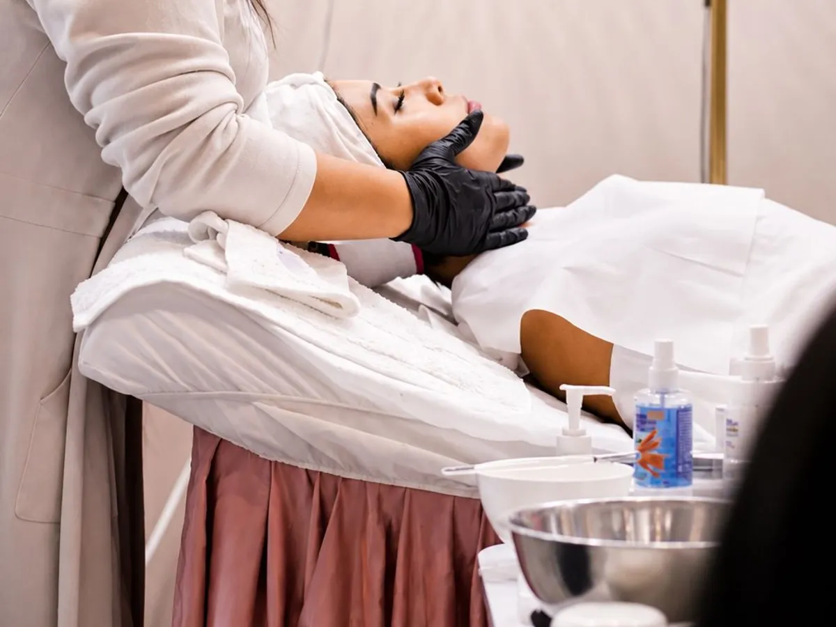 Especialista realizando un tratamiento facial en cabina durante una demostración