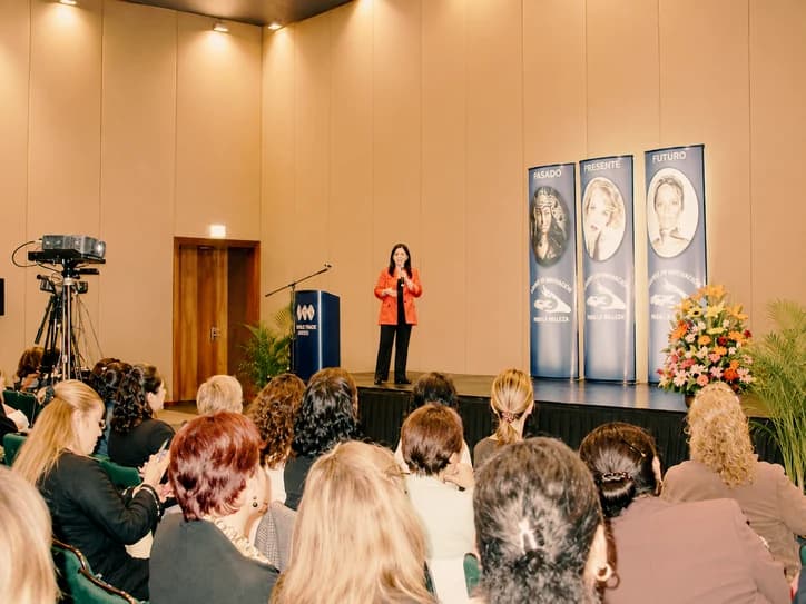 Conferencia inaugural de las primeras ediciones del Bazar Navideño